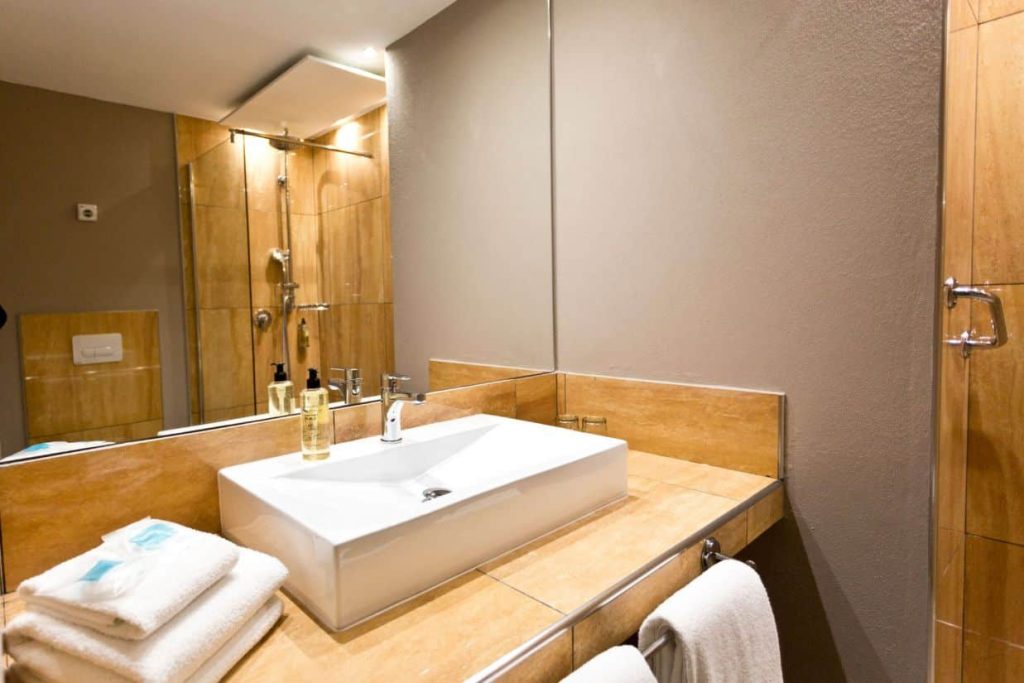 doppelzimmer-ohne-meerblick-bad