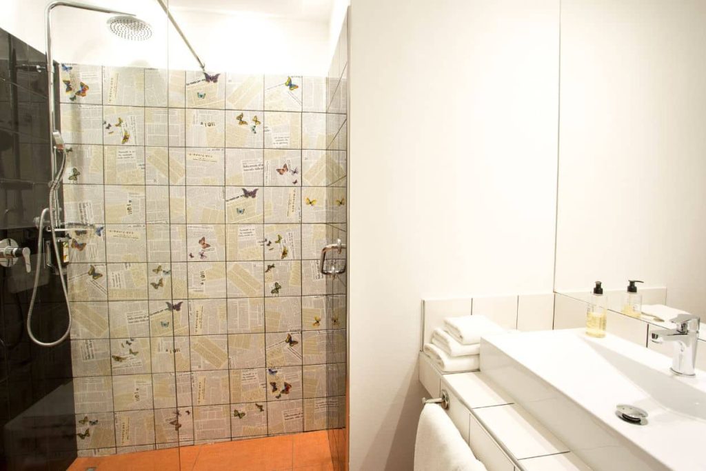 doppelzimmer-ohne-meerblick-badezimmer-mit-dusche