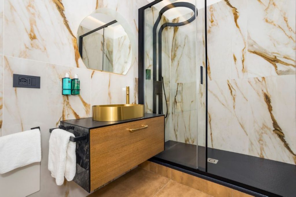 superior-bathroom-with-rainshower